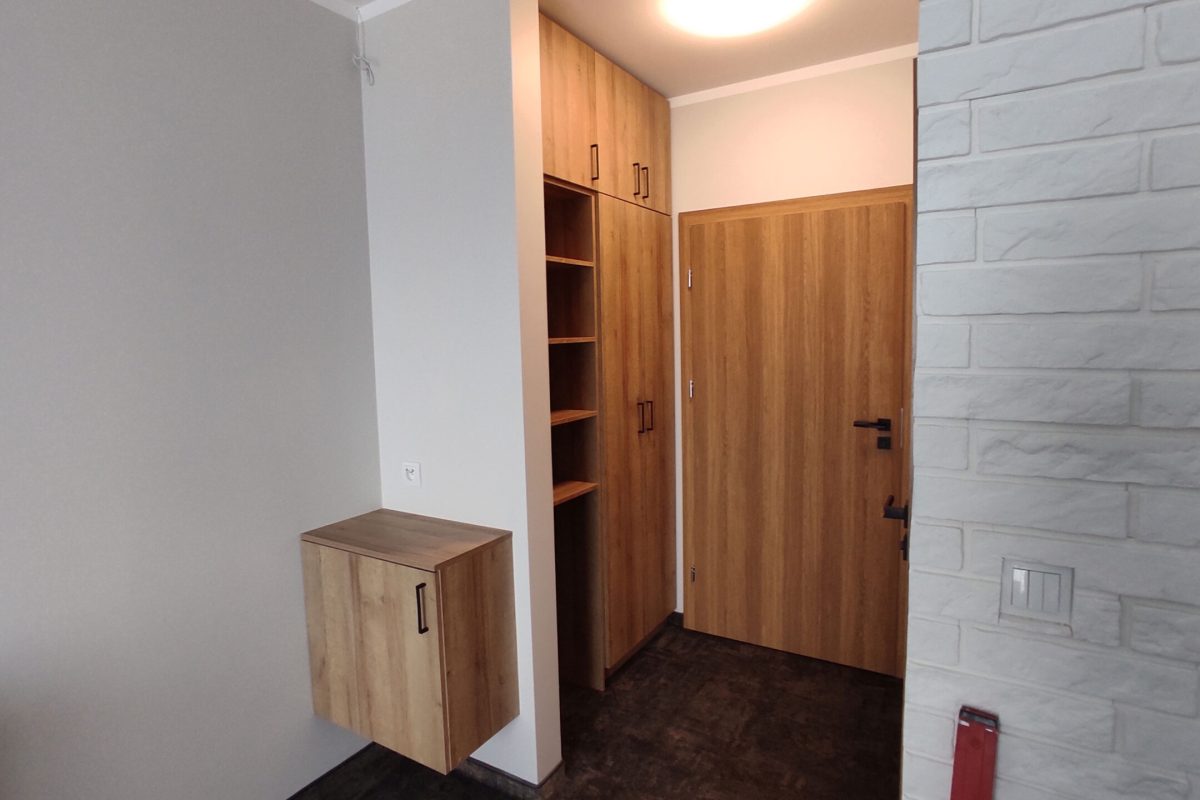 zabudowa aneksów - szafa dopasowana do drzwi.
